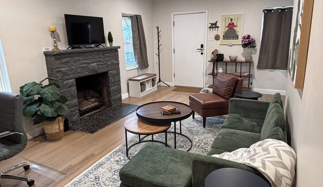 Little Blue Bungalow 2BD 1BA Bright & Clean, Pet/Family Friendly