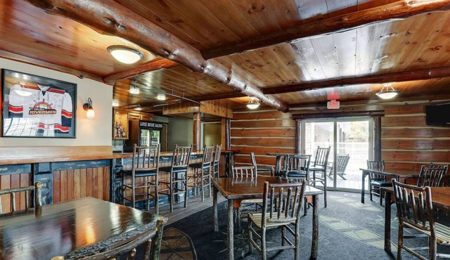 Living Area w/Fireplace! Theme Suite in Stoney Creek Peoria | 3 Units