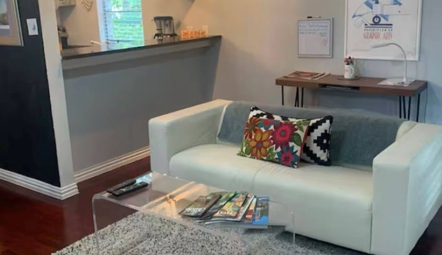 Location! 6th street in Clarksville neighborhood. Walk to attractions.
