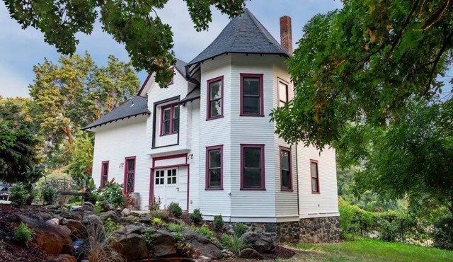 Lovely 2 Bedroom Carriage House Unit with Loft