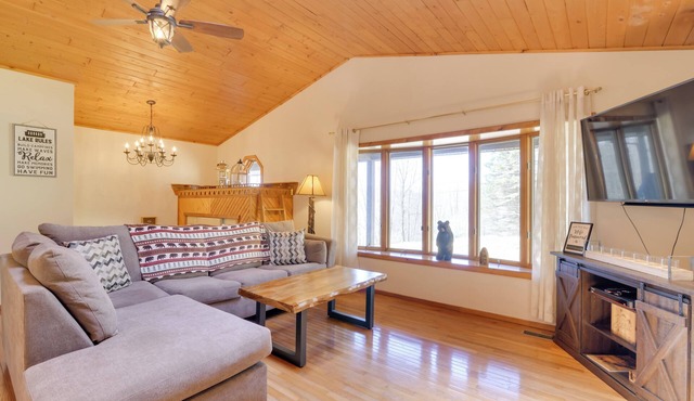 Lovely Terra Alta Cabin < 1 Mi to Alpine Lake