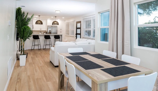 Lux Coastal Getaway , Brand New , Central Location