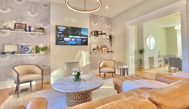 Luxe Beechview Manor | Sleeps 14 | Central