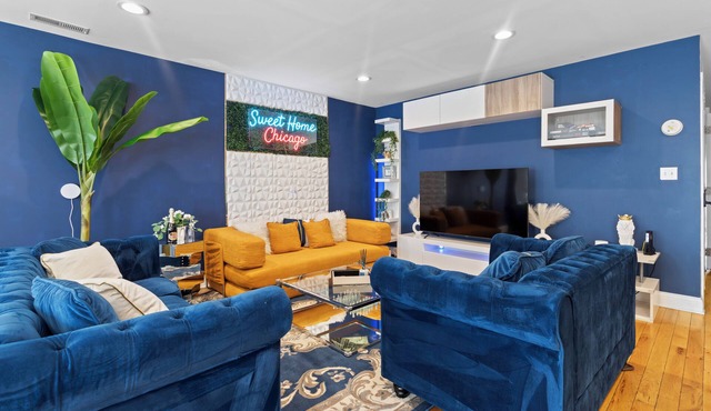 Luxe Duplex - Private Gym -Huge Backyard -Arcade- King Beds - Garage-EV Charger