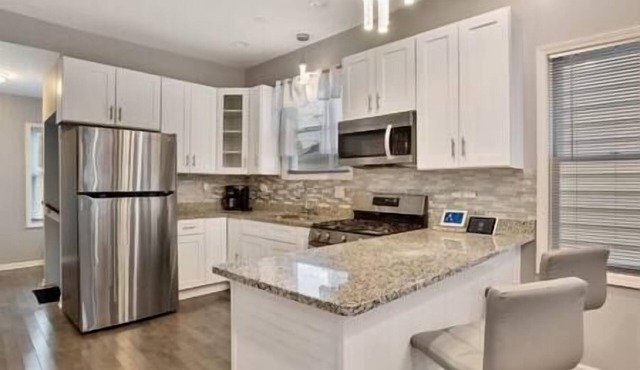 Luxurious Avalon Manor in Chicago