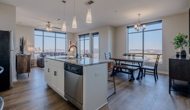 Luxurious Downtown High floor Corner-2bd2bth-#420- Parking included