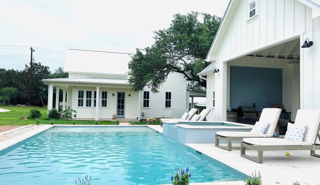 Luxurious Farmhouse + Pool/Hot Tub Near Lake Travis