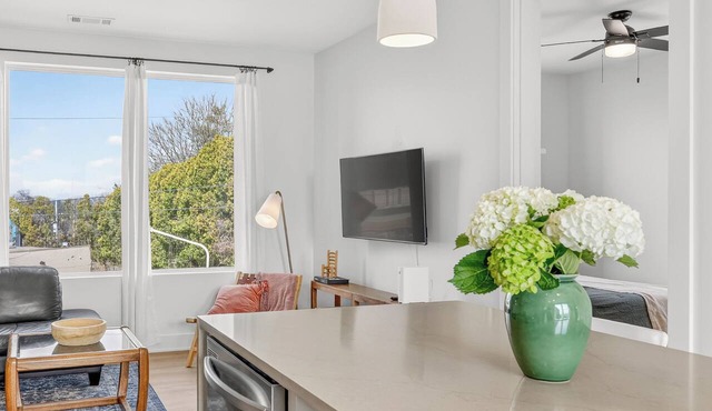 Luxury 1BR/1BA, 12 Mins to Broadway