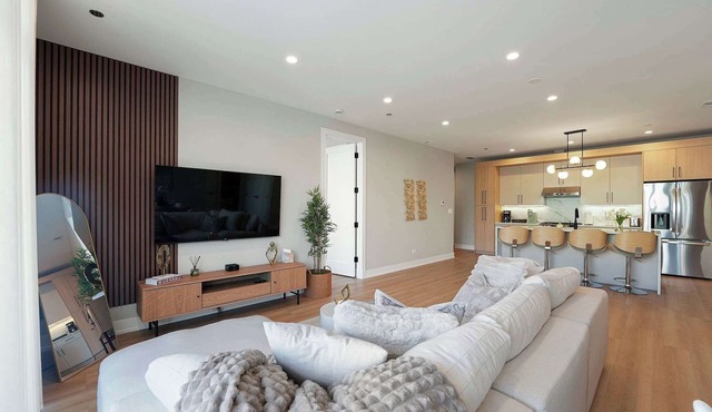 Luxury 2BR Apt in Chicago: Balcony & Parking!