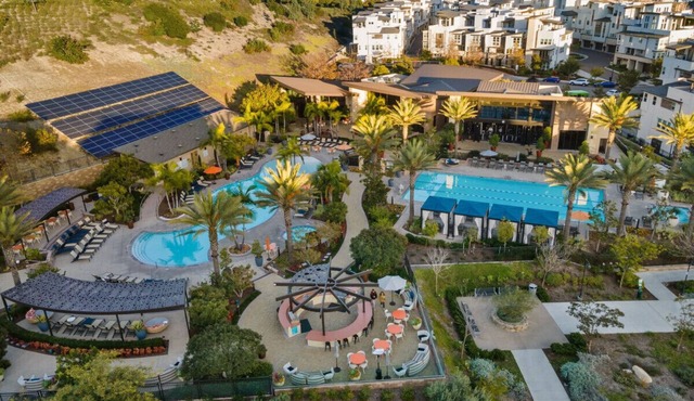 Luxury 4 Bedroom Townhouse w/Rooftop Deck + Centrally located