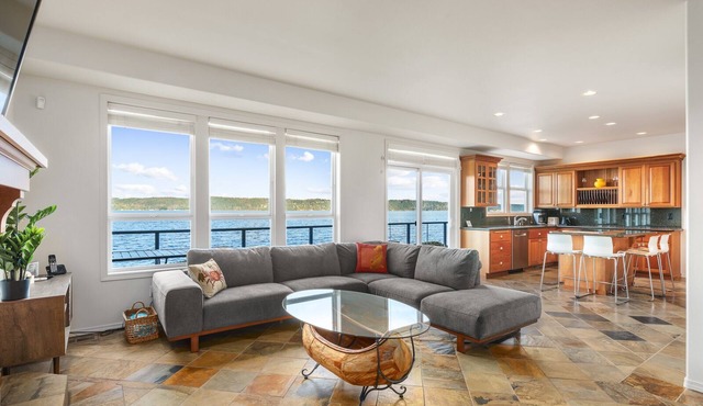 Luxury Beachfront Retreat w/Hot Tub, Fireplaces, Patio, Easy Beach Access in Camano
