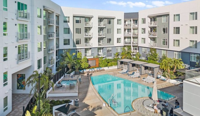 Luxury Corner Penthouse: Pool, Spa, Gym, & Parking