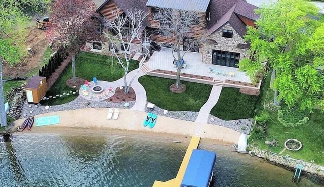 Luxury Lakefront Retreat on Lake Shangrila - 120 ft Beach, Golf Simulator & More in Bristol
