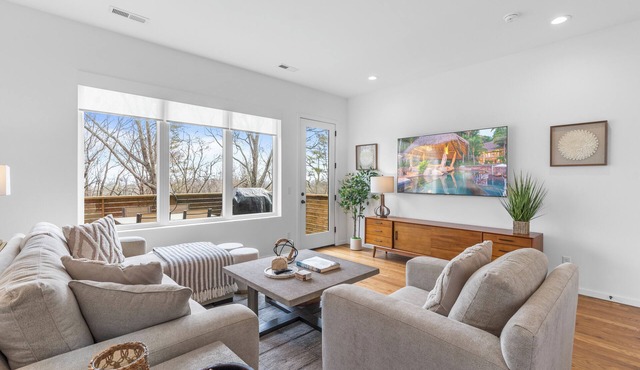 Luxury Panoramic Mountain Views From This Atomic Ridge Modern Stylish Retreat.