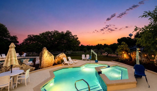 Luxury tiny cabin Pool & Hot tub minutes from Lake Travis and Lake Austin