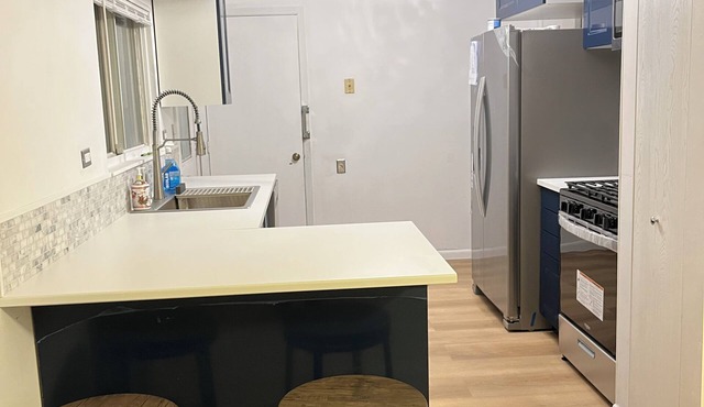 Luxury Townhouse with AC, SmartTV, and Free Parking!