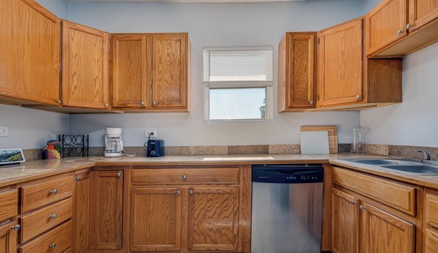 Marvelous 3-bedroom apartment with AC in vibrant Chicago
