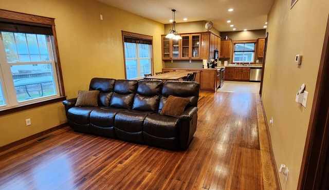 Mayor's Manor - with everything you need in a homebase get away. Pet friendly.