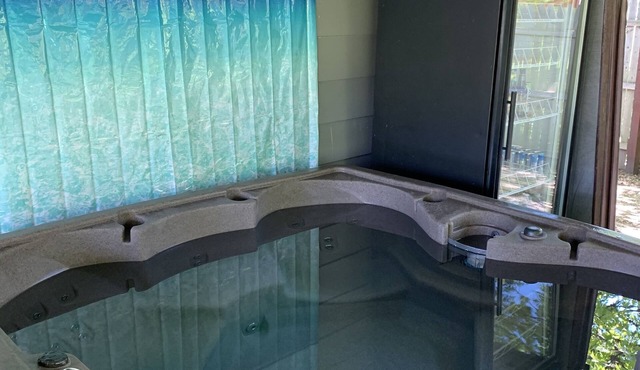 Melodic Forest~King Bed,Hot Tub, Forest, Rec Room, Wineries, Erie & Cleveland