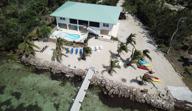MILLION DOLLAR VIEW very private 4 bedroom resort with pool, pier, kayaks, spa