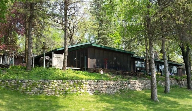 Minn Haven, lakeside retreat cabin, an hour or so from Cities. Relax. breathe.