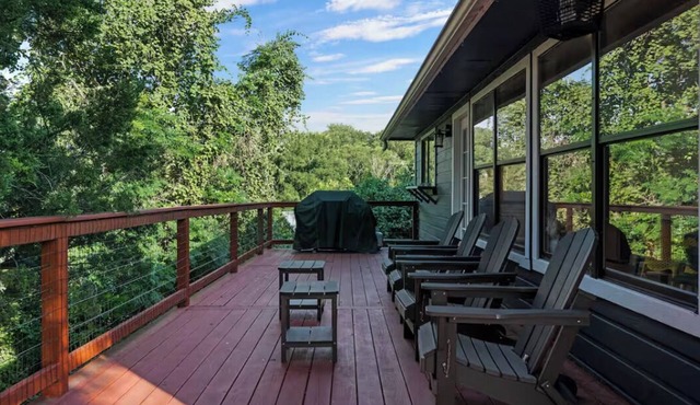 Mins from Lake Austin: 2 story, fully equipped 4bd house with creek & fire pit.