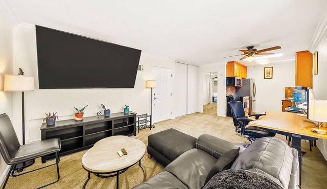 Mins To Beach! W/Pool, Gym, Assigned Parking