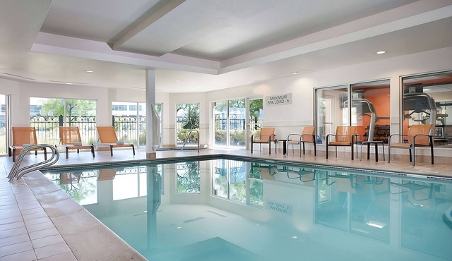 Minutes from Stonegate Conference Centre! FREE Parking, Indoor Swimming Pool!