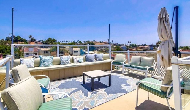 Mission Bay Studio w Ocean Views from Rooftop Deck