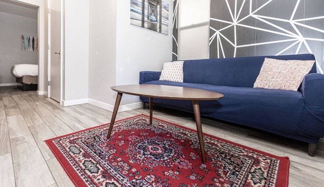 Modern 1BR Walk to All! Parking, Wi-Fi ⚡️ Cable TV