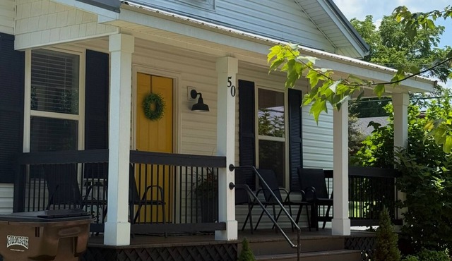 Modern 3bed 2bath, short drive to RRG, walk to stores and restaurants! So clean!