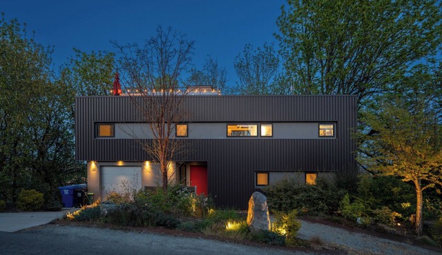 Modern 3BR Retreat w/Rooftop Hot Tub, Firepit & City Views
