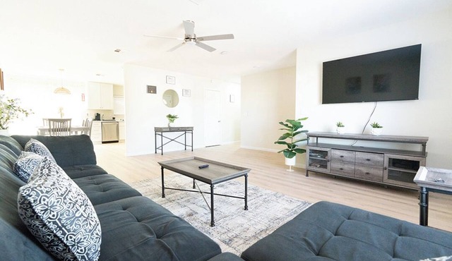 Modern 4-Bedroom Getaway – Close to Las Vegas Strip, LV Airport, & Lake Mead