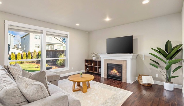 Modern 5 beds 4 bedrooms/2.5ba w/Billiards Room, Quiet Neighborhood. in Gresham