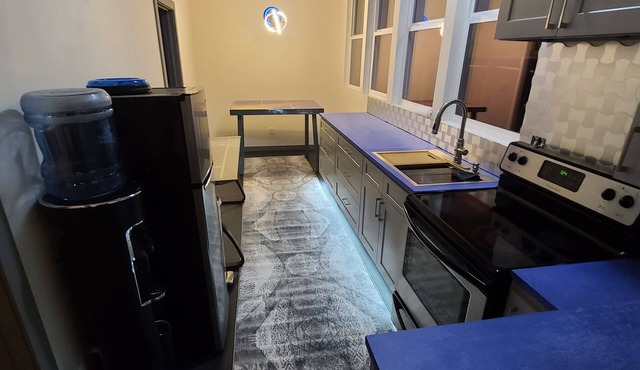 Modern 700 SF Loft with fitness room, WiFi, AC, Pool, Hot Tub, Gym, QUIET & Safe