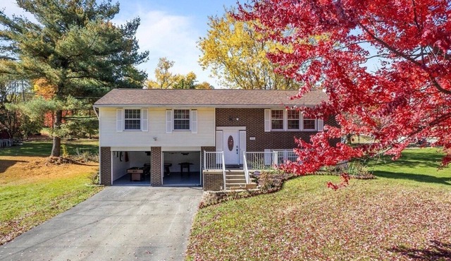 Modern and Accessible 5 Bedroom Home in Cranberry, Pittsburgh with a Game Room