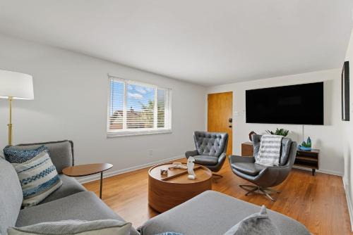 Modern Bellevue Retreat 10 Min to Downtown