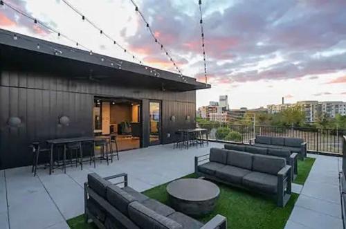 Modern Condo for 6 with Rooftop & Gym Near DT