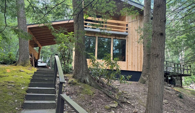 Modern creekside chalet in Champion with private island minutes from 7 Springs