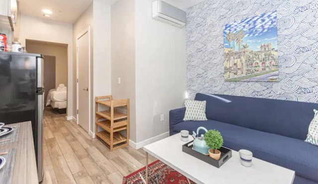 Modern Downtown 💎 WiFi, Cable, Parking, Comfy Bed - Discounts For Longer Stays