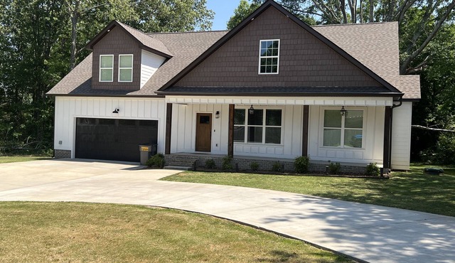 Modern Family-sized Country Gem near Chattanooga with relaxing balcony & deck!