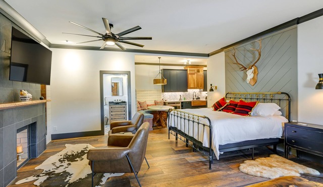 Modern Franklin Studio: Prime Downtown Location!