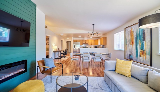 ★ Modern LUX 4 bdrm - Near Mall, Boeing, Paine Field & Eateries! ★ in Everett