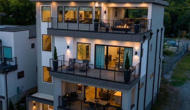 Modern Luxury! Hot Tub,Mini Golf,Elevator,Views