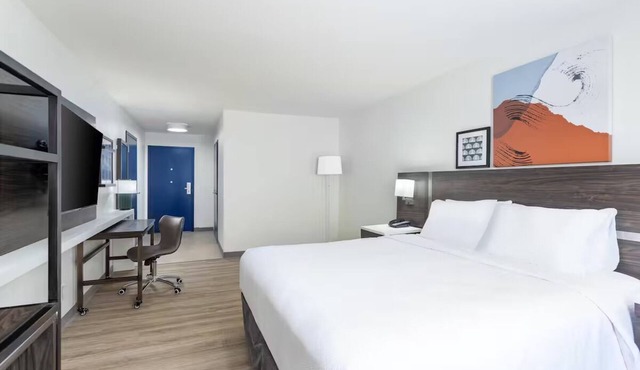 Modern & Peaceful Room for a Serene Stay Near Local Attractions + Free Parking