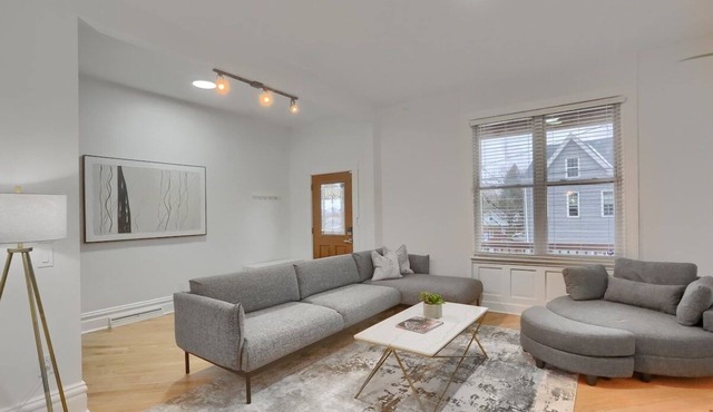 Modern & Spacious 4BD House in Pittsburgh with Free Street Parking in Pittsburgh