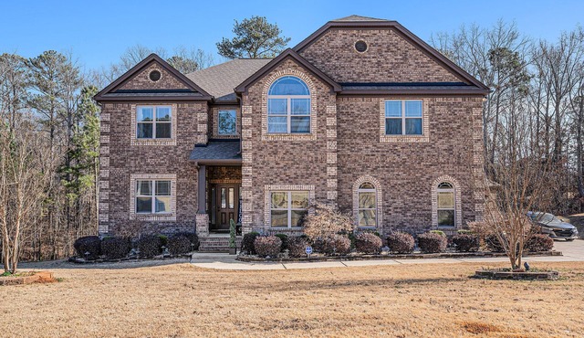 Modern Spacious 5-bedroom house in welcoming gated community in Hampton in Hampton