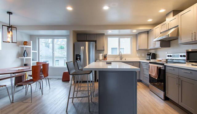 Modern Townhome North Beacon Hill - 5 minutes to Downtown