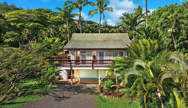 Moloaa Bay Cottage, A/C, 1 BD/1 BA with Den & loft