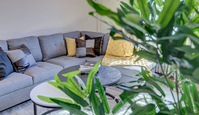Monroe24 · BrickStone Lodge-Modern King Suite near Main St-C
